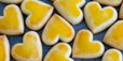 F0002 – Mehrere gelbe Keksherzen